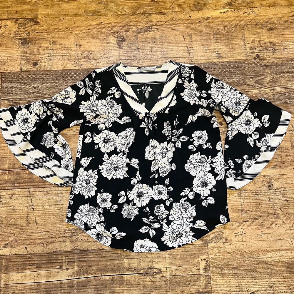 Valerie Stevens S Black & White Floral Bell Sleeve Blouse, Crepe Top V Neck Boho
